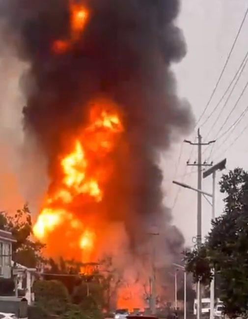 突发！四川一油罐车爆炸燃烧 已致2死2伤