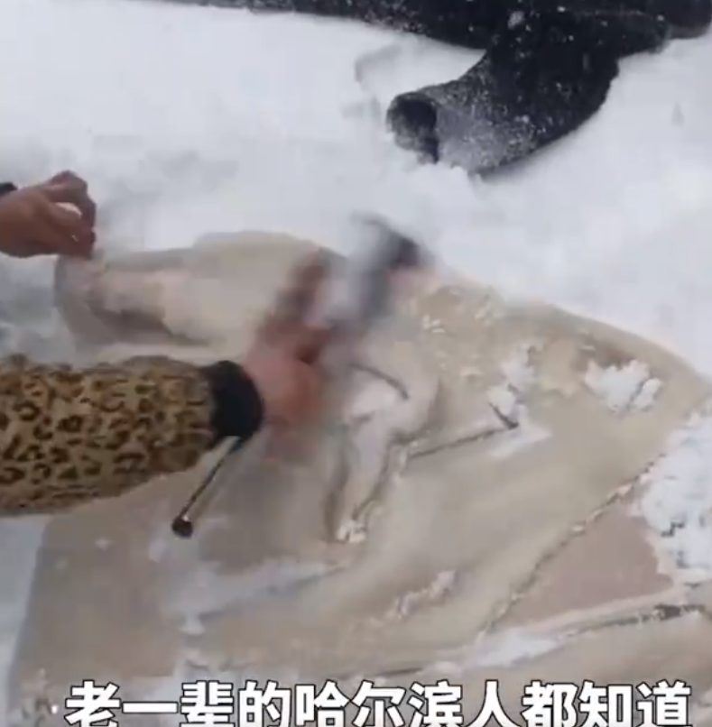 哈尔滨大妈雪地干洗呢子大衣 有人穿戴好专业装备滑雪上班！