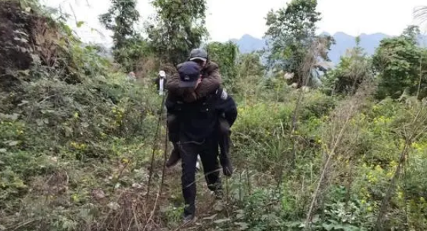 老人深山走失30小时被警犬找到 民警将其背下山！
