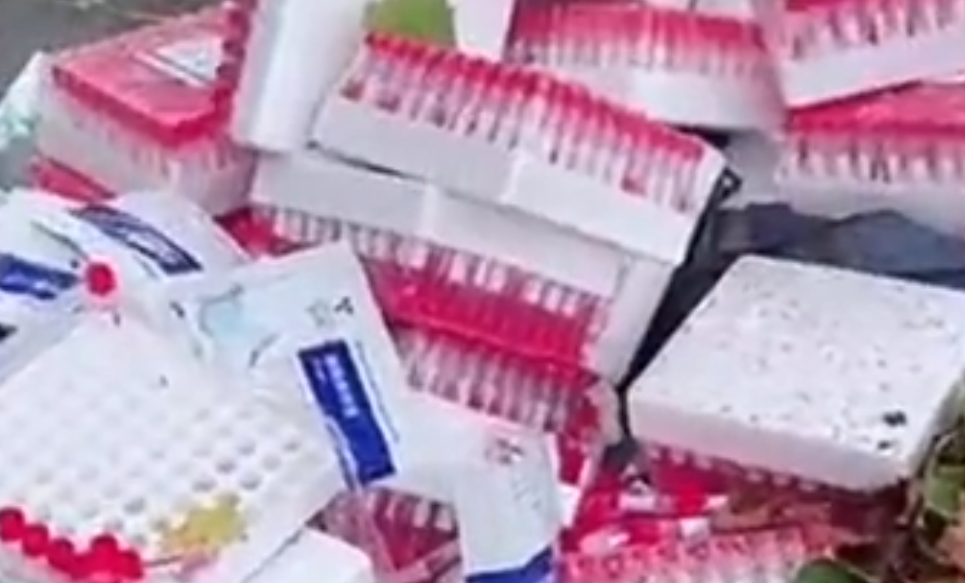 西安大量抽样试管堆放路边 当地回应称来源目前仍在调查中！