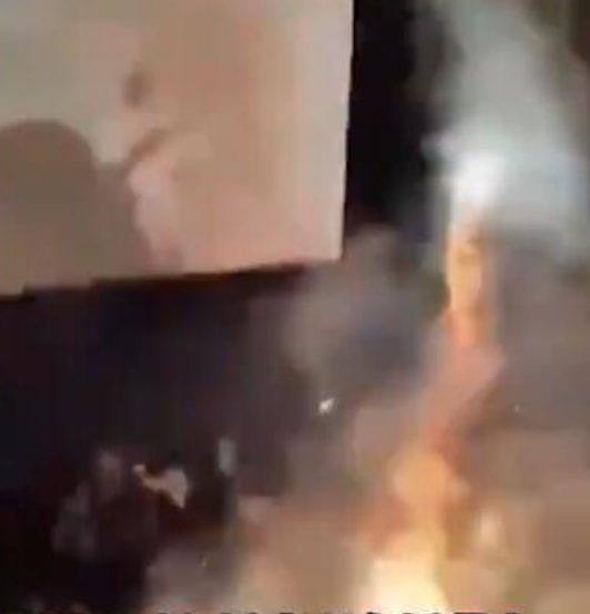 印度影迷在影院放映时燃放烟花 现场观众尖叫逃离！