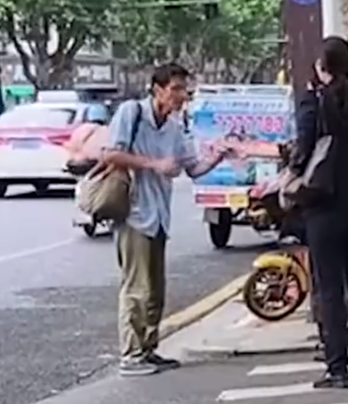 男子称丢200元街头崩溃大哭 背后真相原来是位老演员了！