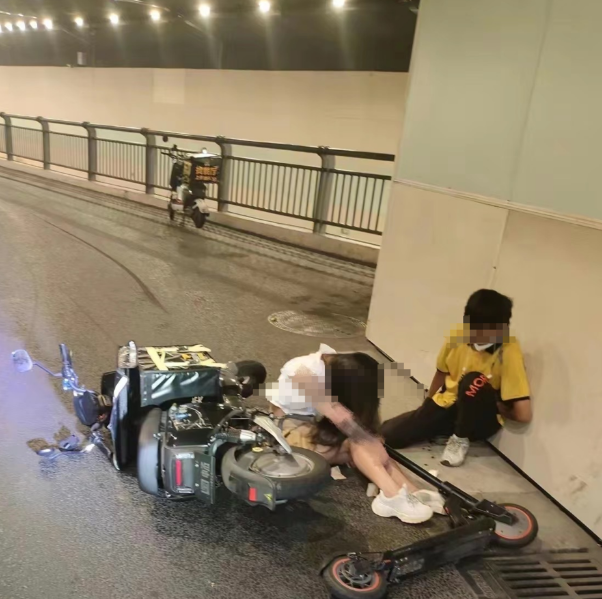 女子撞外卖小哥后被索赔36万 交管局：原办案单位重新调查！