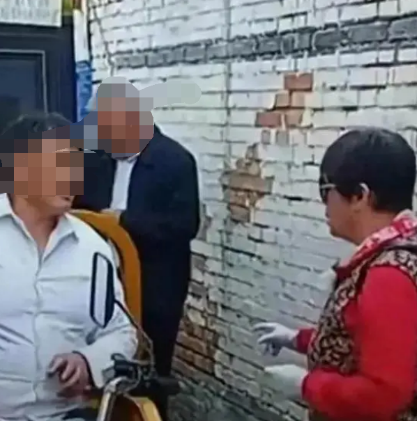 北京大妈堵大衣哥家索要100万 背后真相是什么？