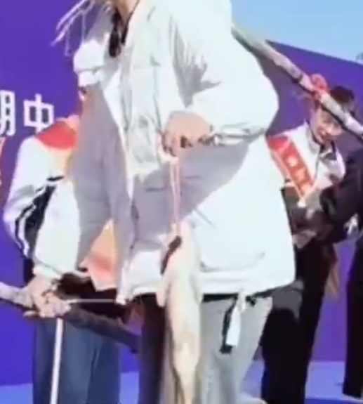 节节高升 鱼跃龙门！学校期中给3000名学生发甘蔗鲤鱼
