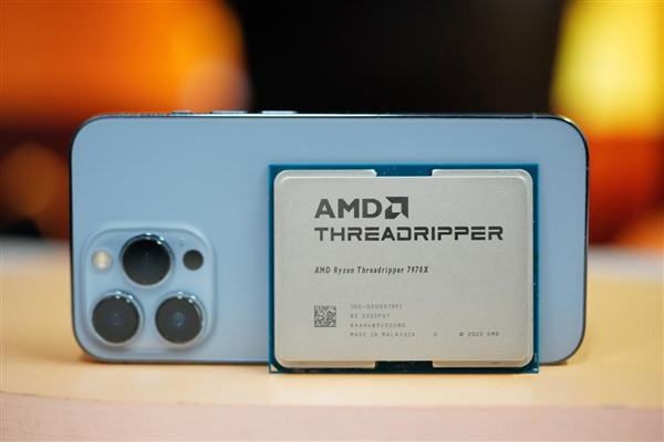 32核64线程！AMD锐龙7970X处理器图赏
