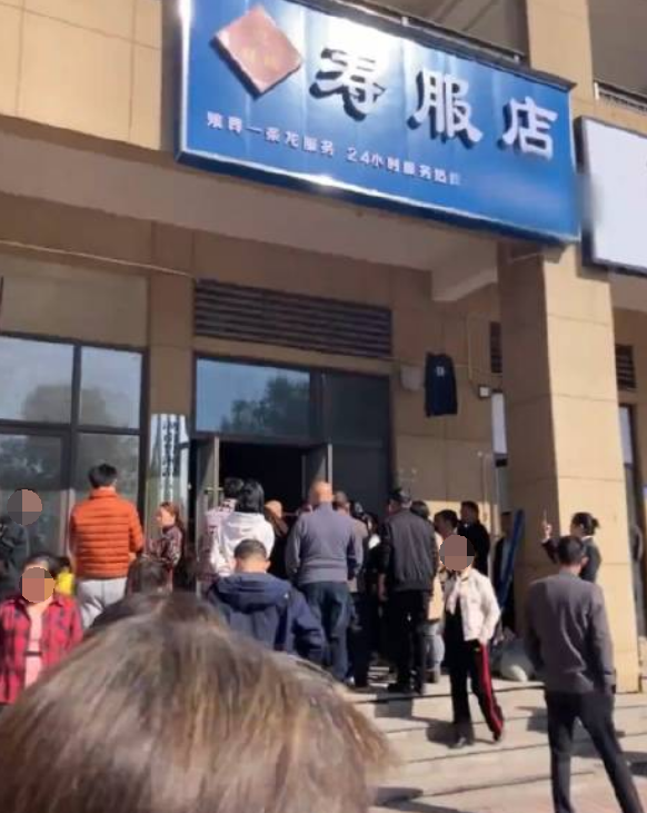寿衣店开小区旁遭业主堵门反对 店主打算走法律程序！
