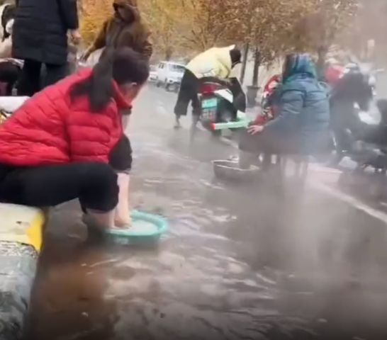 河南一村庄街上流出温泉水 市民穿着羽绒服泡温泉！