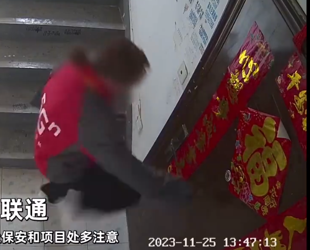 联通上门推销与户主起争执多次踢门 户主报警并投诉！