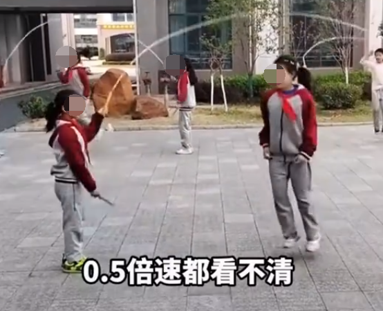这跳绳换我进去早被绑成螃蟹了 到底啥情况？
