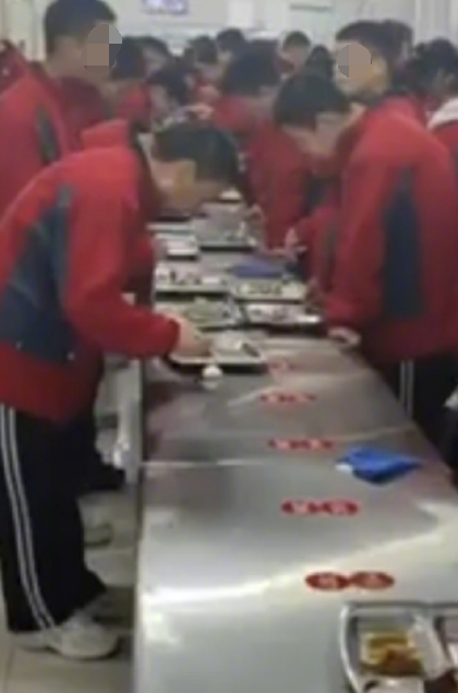 职校学生只能站着吃饭?教育局回应来了！