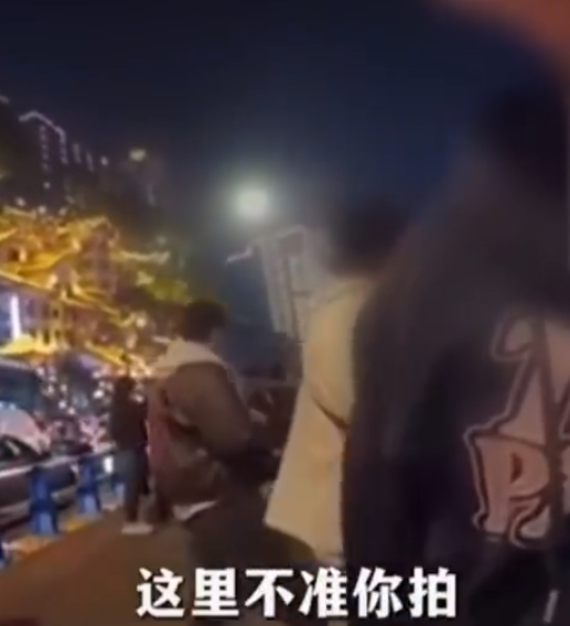 网友曝洪崖洞拍照遭阻拦 官方回应来了！