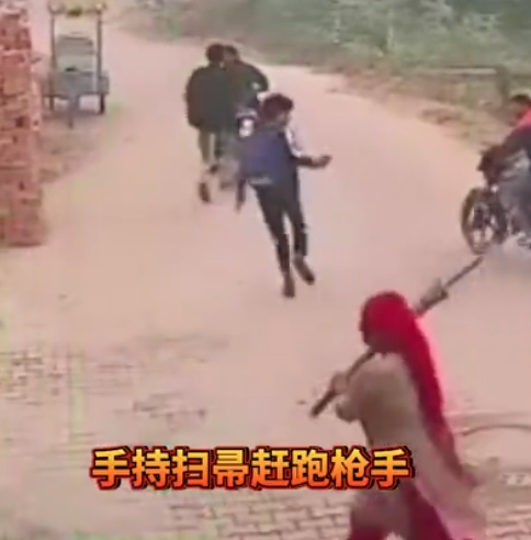 印度女子手持扫帚赶跑枪手 警方仍在调查！