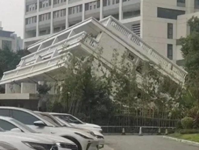 福州辟谣医院小楼倒塌呈45度：正常施工拆除！
