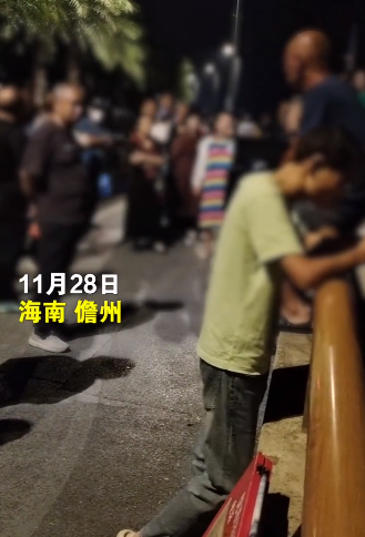 老年人公寓楼下唱歌被住户放哀乐 警方：再唱歌扰民直接没收设备！