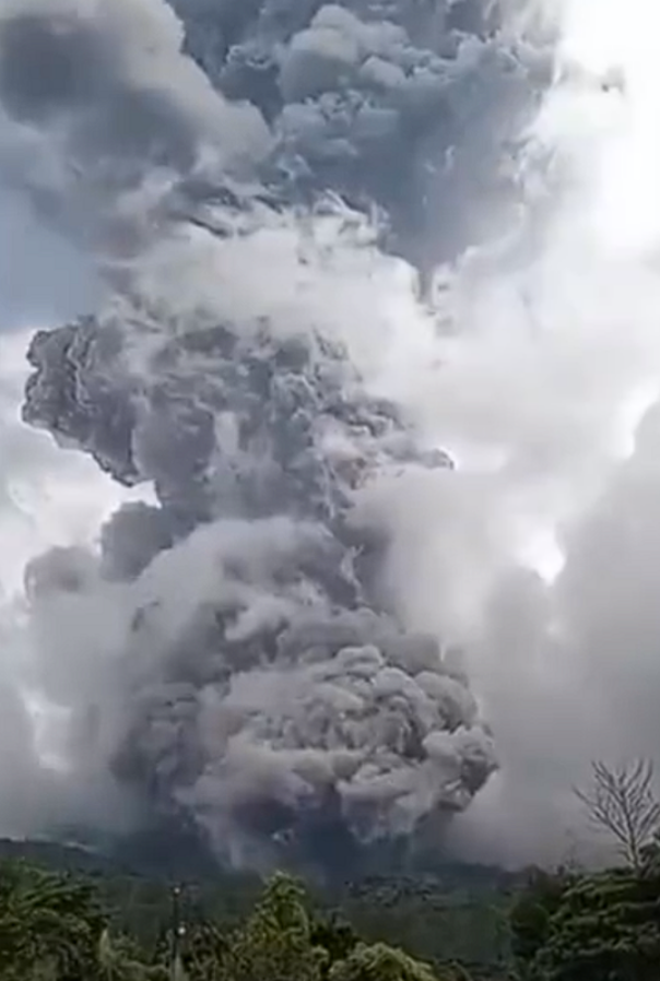 印尼火山喷发致11名登山者死亡：另有12人失联！