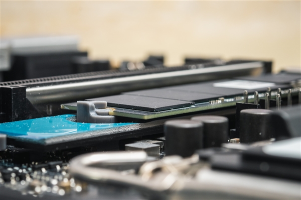 对飙三星990 Pro 价格更便宜！长江致态4TB SSD杀到：扛起国产存储性价比
