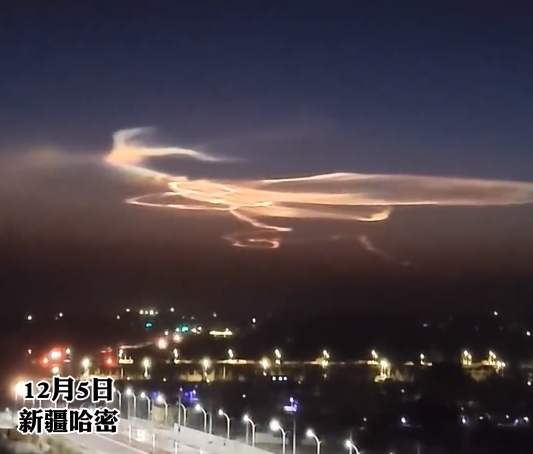 新疆哈密上空现神秘光束：绚丽而明亮!