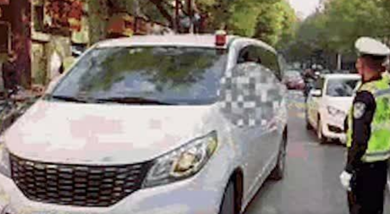 男子网购警灯装私家车:想体验“拉风”的感觉！