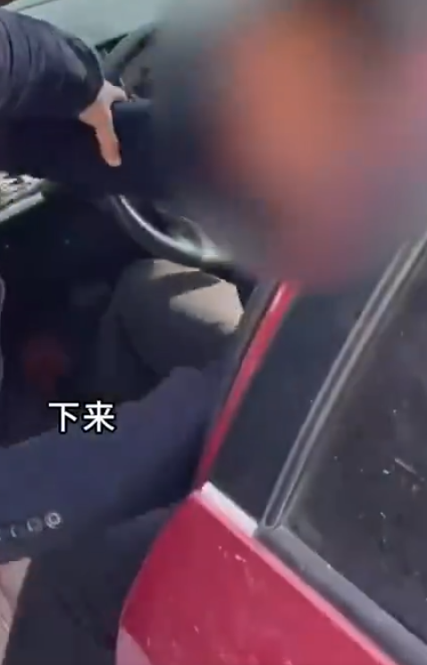 3个小时破案！嫌疑人正晒太阳补觉被民警戴上手铐