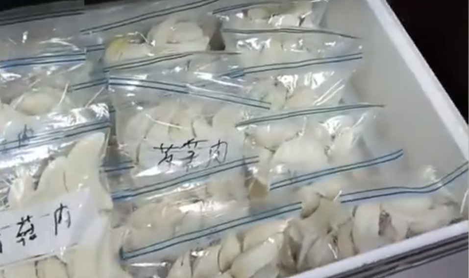 妈妈离家务工前为儿包440个饺子 还细心的写上了饺子馅！