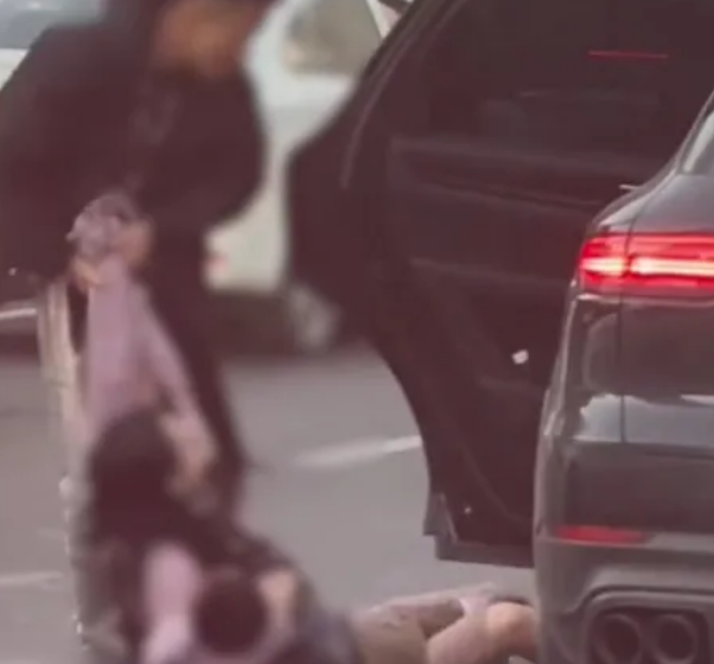 交警回应男子将女子幼儿强拽下车：目前还在核实中！