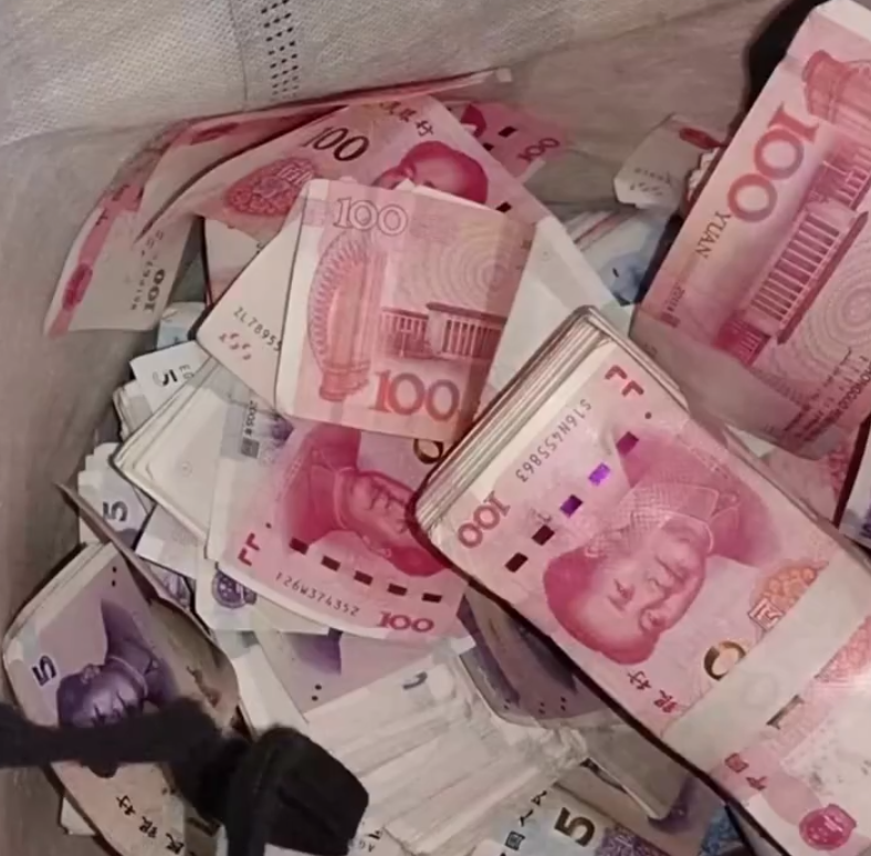 父亲因为脑出血长期住院 初中生捡15.8万现金全数归还！