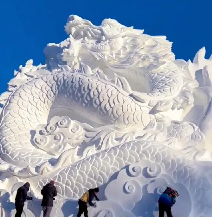 寓意中华腾飞！16名雪雕师7天雕出巨型雪龙