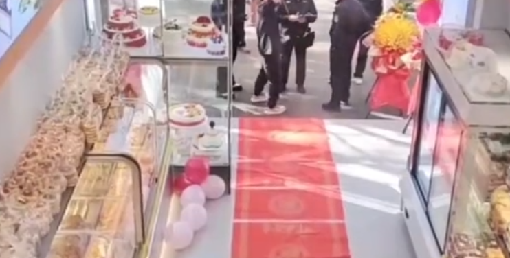 蛋糕店开业门口摆花篮被罚200元 12345回应！
