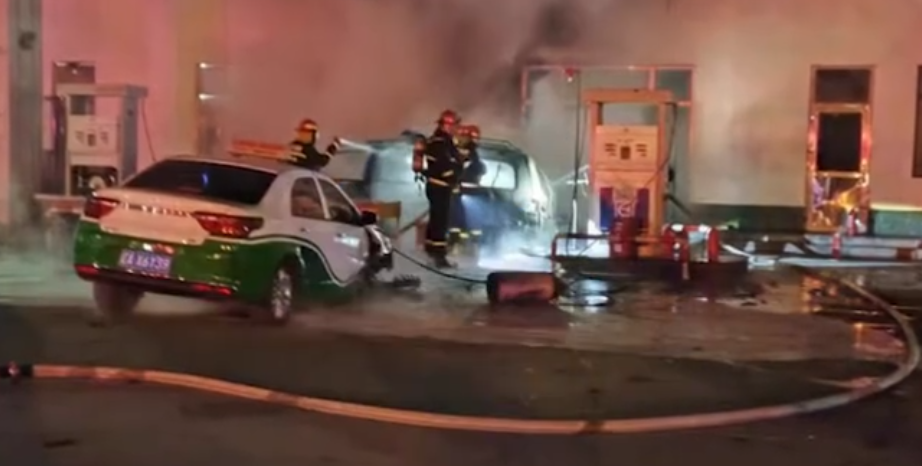 沈阳一车辆加气时爆燃致2死6伤 目前正在全力救治伤者！