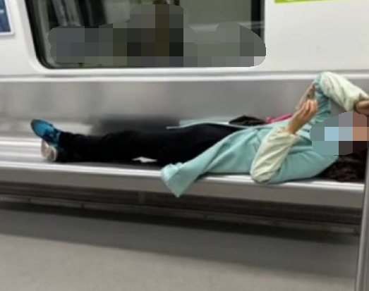 女子横躺玩手机被吐槽素质差 小伙“地铁盖被”化解尴尬!