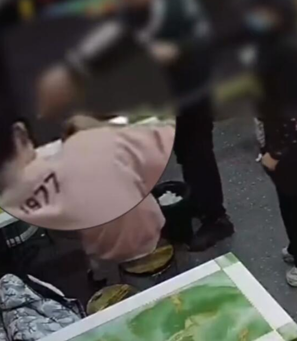 男子小料加太多遭店家辱骂追打 公安局：正在侦办！