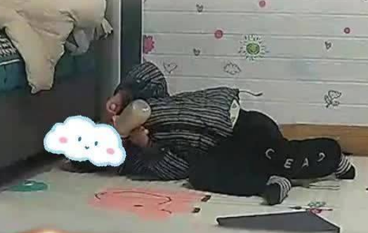 三岁宝宝在家自己冲奶粉喝 妈妈看到监控后感到很酸楚！