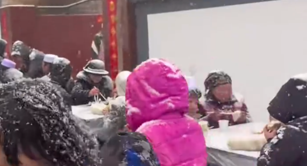 婚礼现场突下大雪宾客冒雪吃席 场面既浪漫又好笑！