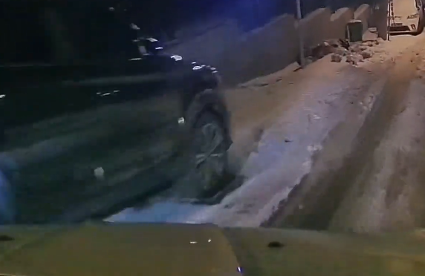 雪后刹车无效 司机一路顺滑下坡 有惊无险！