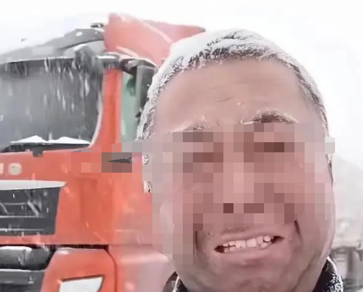 货车司机雪天淋成雪人 流泪感慨下辈子一定好好上学！