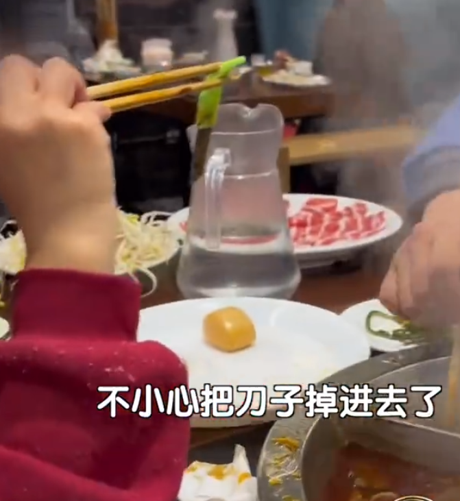 顾客吐槽火锅里吃出生锈小刀 塑料柄都烫弯了！