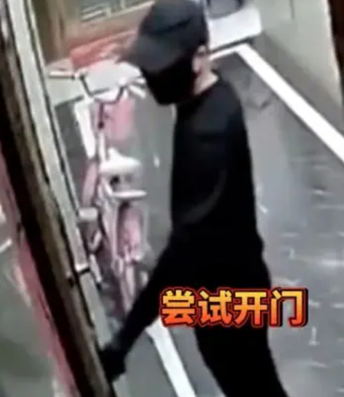 男子凌晨逐户试锁开门成功进入一户 警方已确定嫌疑人身份！