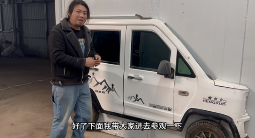 手工耿自制钢铁客厅 网友：终究还是造了一间审讯密室!
