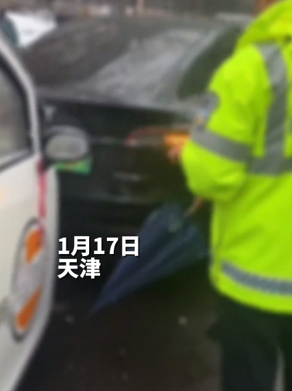 大妈驾驶老头乐追尾特斯拉 谎称车主倒车引发事故：已处理完毕双方无异议！