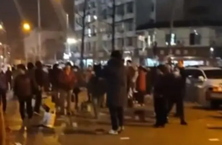 大妈跳广场舞扰民小伙撒冥币驱赶 网友热议！