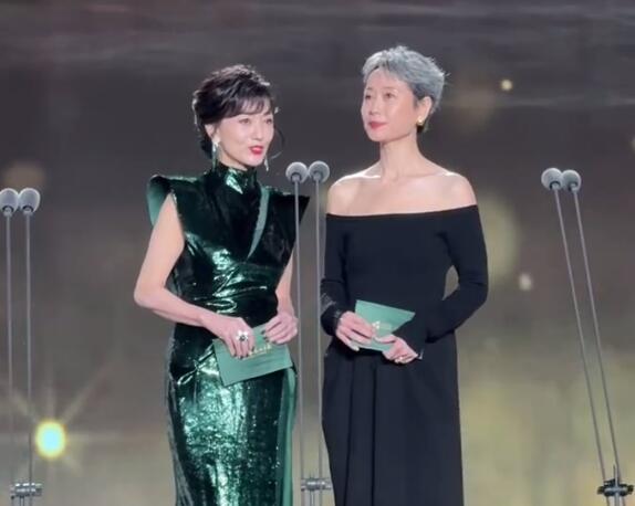 叶童赵雅芝同台颁奖 “白娘子”和“许仙”再合体