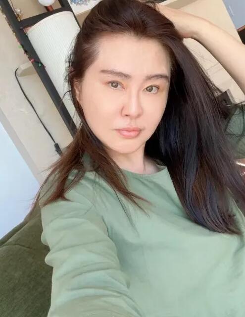 57岁王祖贤晒自拍照 五官与年轻时相比有了明显变化