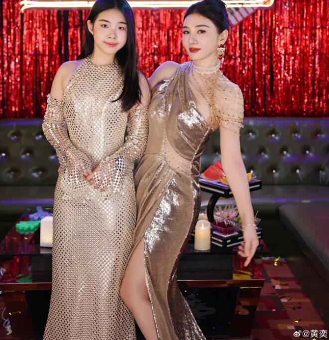 黄奕罕见晒母女合照，11岁女儿礼服亮相，网友：体态很有星范