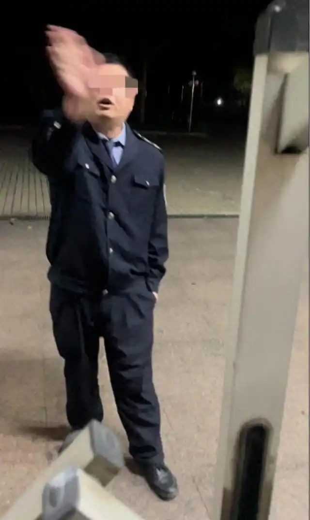 周先生想取药被保安阻拦.webp