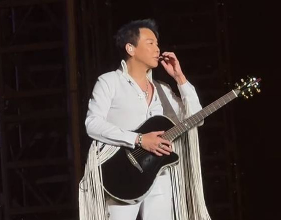 陶喆在演唱会上怀念父亲：爸爸 我穿上了猫王的衣服