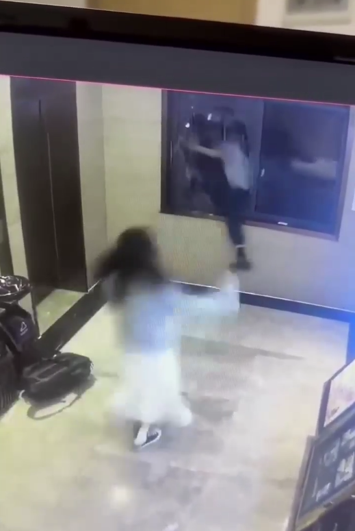 长沙一男子突然撞碎酒店窗户跑出！派出所：情侣吵架，男方情绪失控