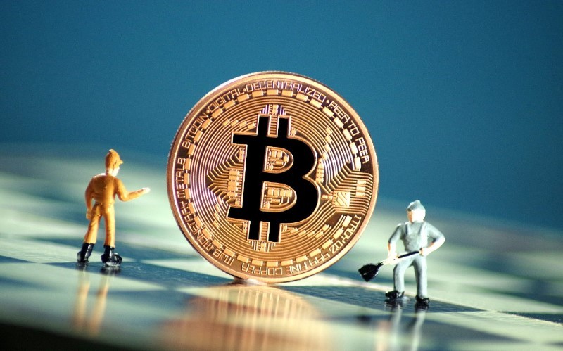 巨鲸 8 小时前通过循环贷借出 870 万 USDT，购入比特币