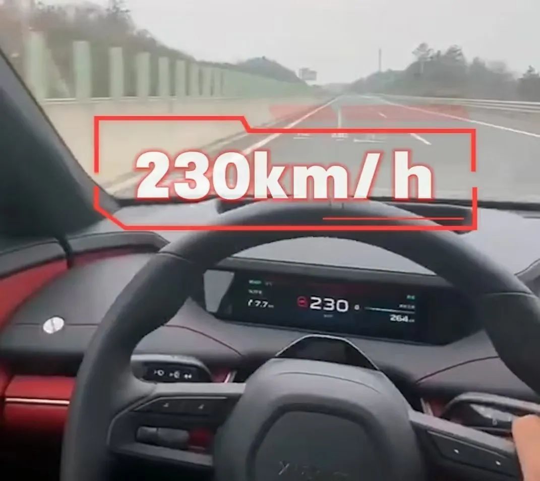 男子驾车230公里时速狂飙，还单手拍视频！警方处理结果来了
