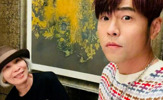 周杰伦晒母子自拍 透露妈妈几乎每场演唱都会来